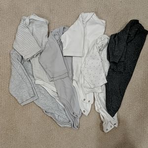 Set of 6 Long-Sleeved Onesies (9-12 months)